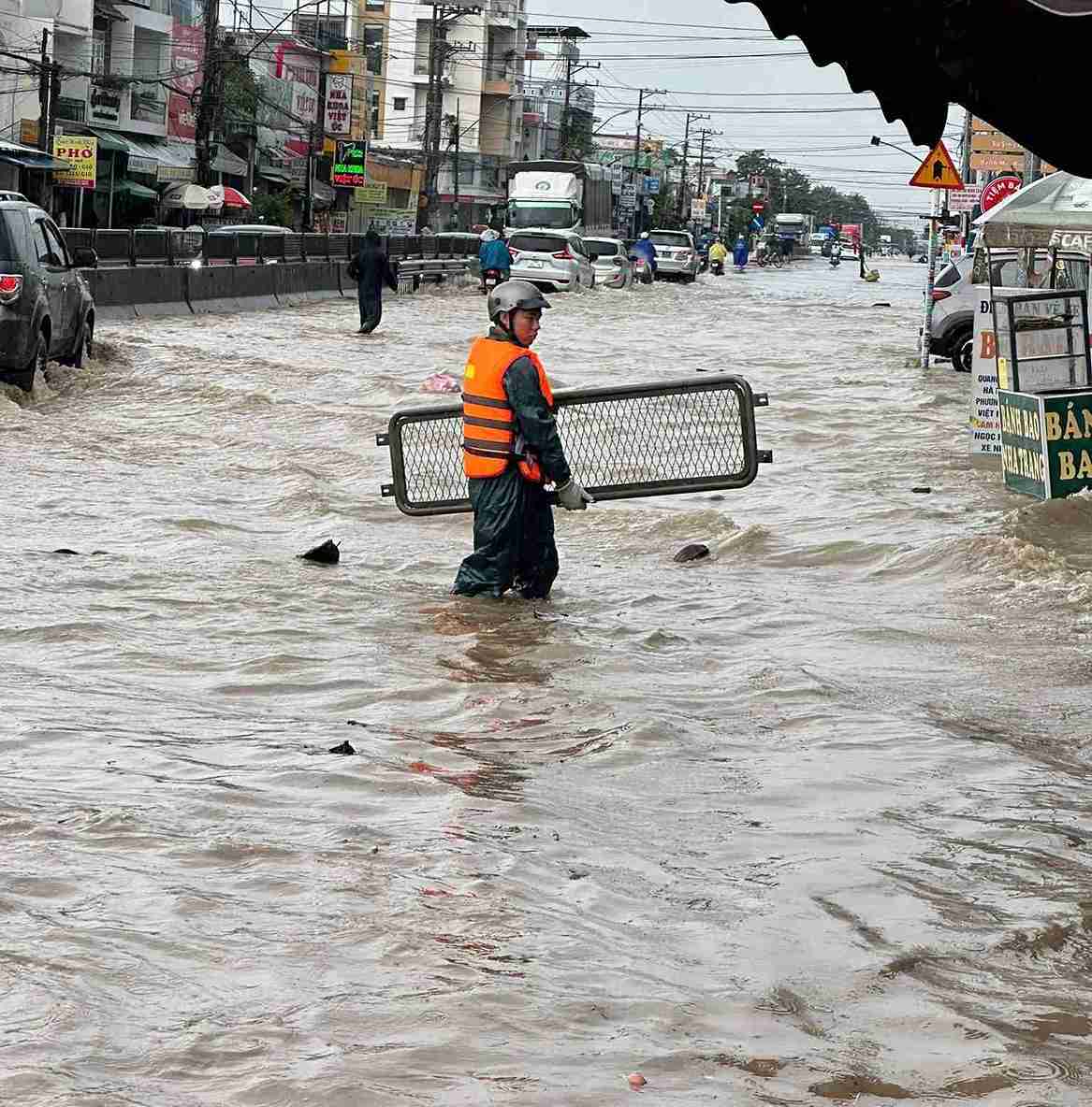 Nuoc ngap sau tren duong Quoc lo 1 thuoc phuong Bac Cam Ranh vao sang nay. Anh: Cam Nghia