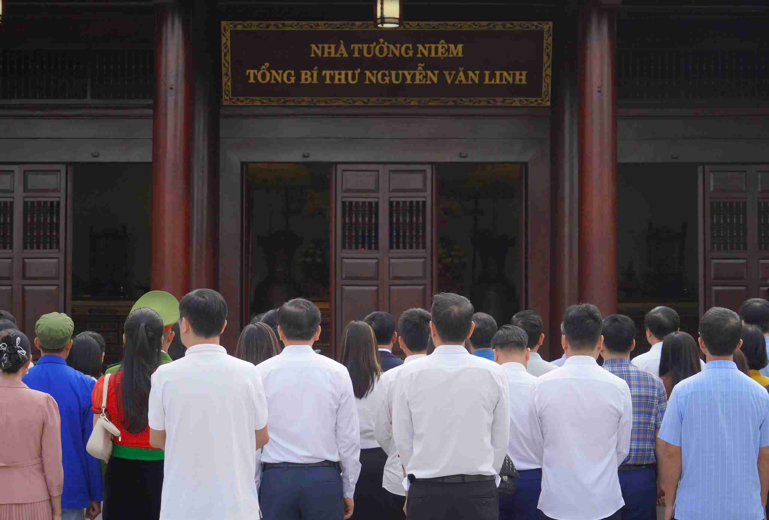 Doan cong tac tham khu luu niem Tong Bi thu Nguyen Van Linh tai xa Nguyen Van Linh.