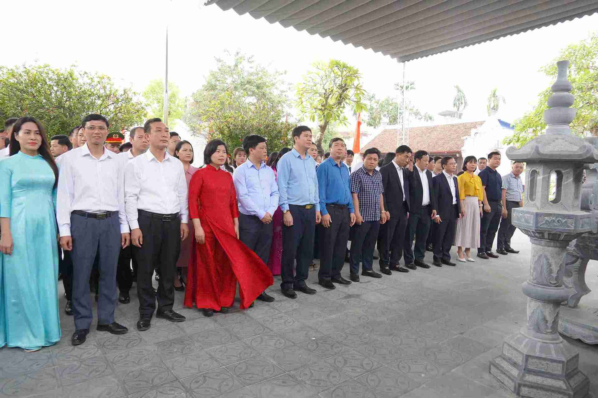 献香活動は、2025年の模範的な模範的な学習と奉仕の交流プログラムの一環です。写真:Manh Cuong