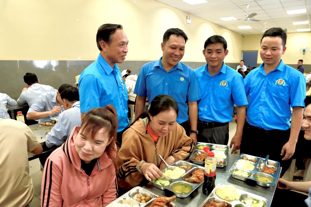 CDCS to chuc Bua com Cong doan cho doan vien, nguoi lao dong. Anh: Duy Tuan