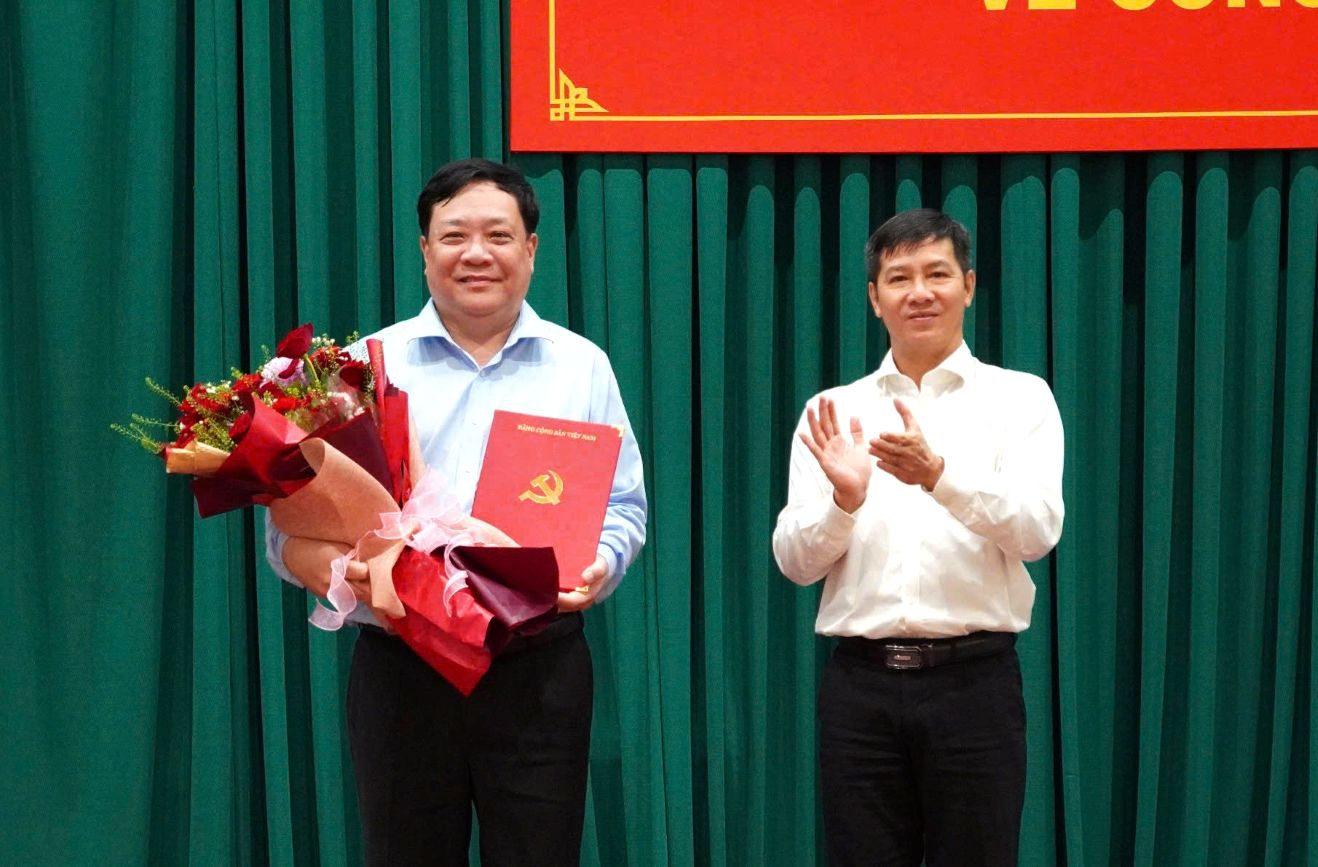 Ong Nguyen Thanh Tam - Uy vien Ban chap hanh Trung uong Dang, Pho Truong ban To chuc Trung uong - trao Quyet dinh cua Ban Bi thu Trung uong Dang dieu dong, chi dinh ong Pham Thanh Ngai giu chuc Pho Bi thu Tinh uy Dong Thap nhiem ky 2025-2030. Anh: Tai Ngoc