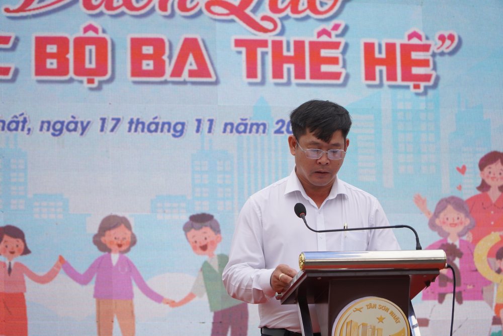 Ong Dinh Tran Thanh Tam - Uy vien Ban Thuong vu Dang uy, Chu tich Uy ban Mat tran To quoc Viet Nam phuong Tan Son Nhat phat bieu. Anh: Mai Anh