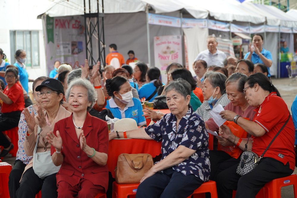 Cac co chu lon tuoi tham gia mo hinh “Vuon lao - Cau lac bo 3 the he” phuong Tan Son Nhat (TPHCM). Anh: Mai Anh