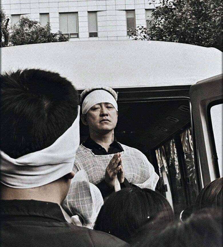 Ca si Tuan Hung lo ve tieu tuy trong tang le cua me. Anh: Ha Vy