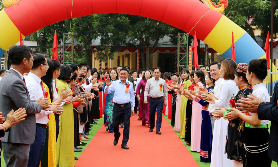 Tran Cam Tu 씨와 대표단은 라오까이성 Thac Ba, xa Ngoi Len, Ngoi Sen loi 2개 마을 주민들과 함께 기쁨을 나누기 위해 왔습니다. 사진: Phan Tuan