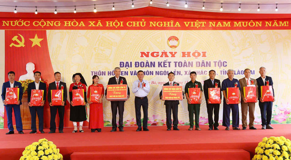 Thuong truc Ban Bi thu Tran Cam Tu tang qua cho 2 thon Ho Sen, Ngoi Len va cac ho tieu bieu. Anh: Phan Tuan