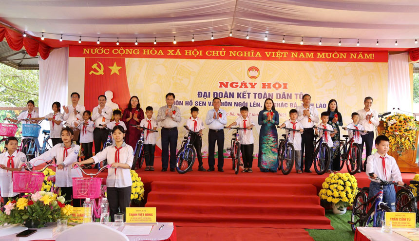 Ong Tran Cam Tu va lanh dao Uy ban Trung uong MTTQ Viet Nam tang xe dap cho hoc sinh tren dia ban xa Thac Ba, tinh Lao Cai. Anh: Phan Tuan