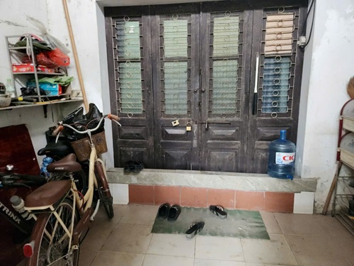 Nha ong Nguyen Quang Xuyen o ngo 85 duong Vo Chi Cong cu mua la nuoc tu ngo lai tran vao nha. Anh: Minh Hanh