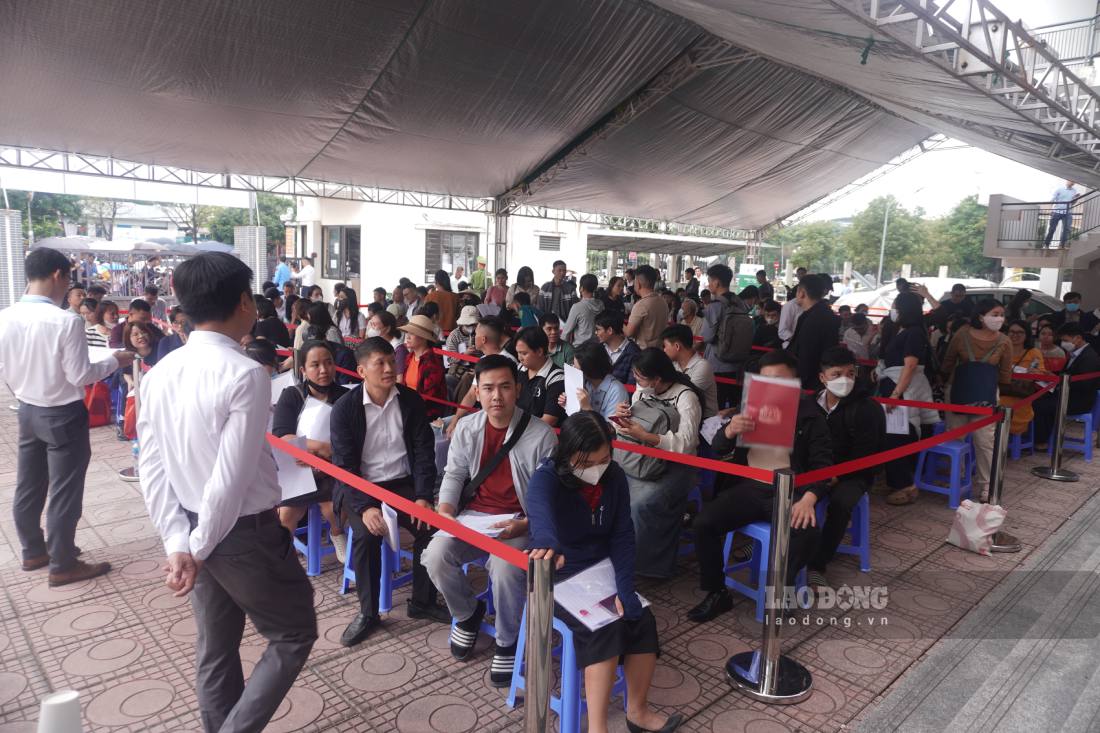 Nguoi dan xep hang cho nhan so thu tu nop ho so mua nha o xa hoi. Anh: Nhu Ha