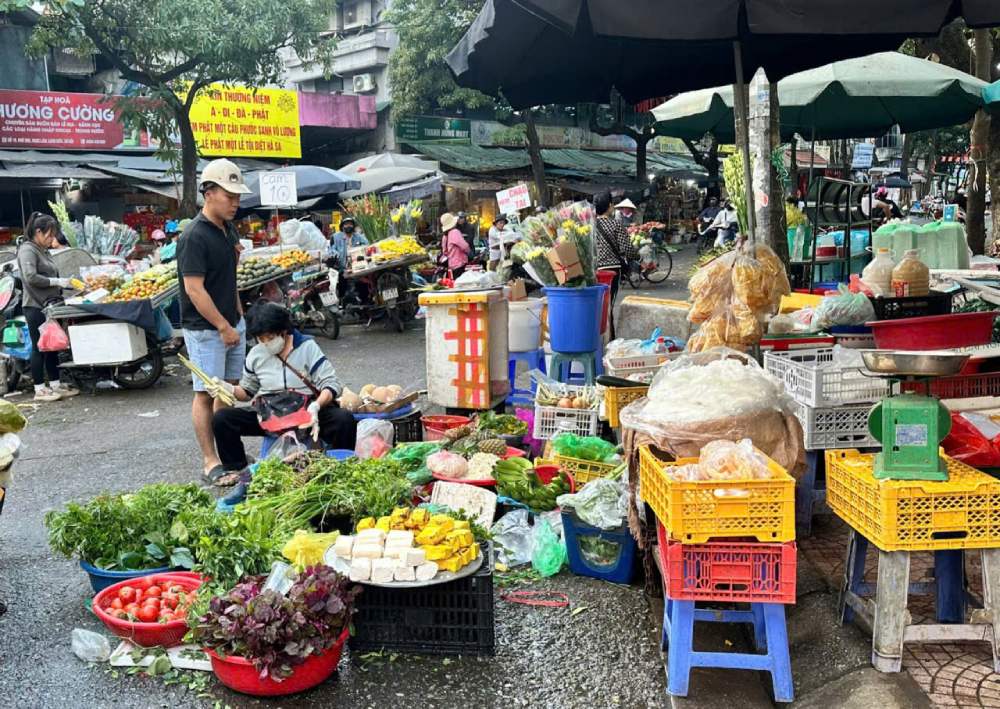 The price of vegetables is expensive, and meals cannot lack vegetables, many workers and laborers think of ways to cope. Photo: Quynh Chi