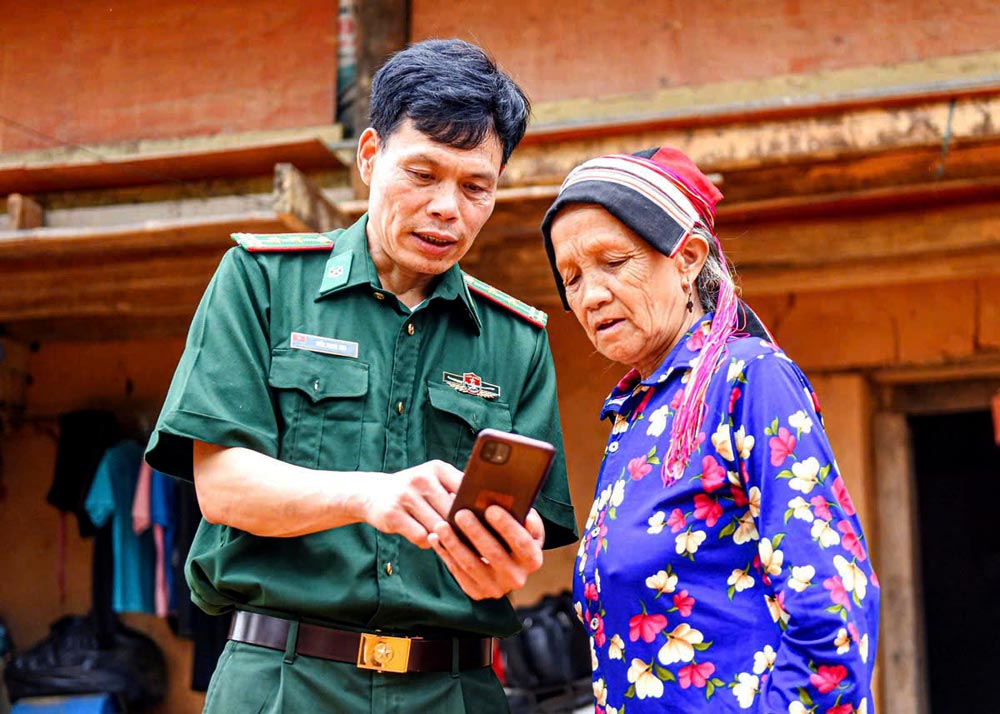 Funcionarios del puesto fronterizo de Bach Dich (provincia de Tuyen Quang) informan sobre la prevencion y lucha contra el fraude en linea a los residentes fronterizos. Foto: Ha An