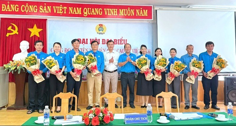 Leaders of the Vietnam Rubber Trade Union and the Vietnam Rubber Research Institute congratulated the Executive Committee of the Vietnam Rubber Research Institute Trade Union for the 2025 - 2030 term. Photo: Duc Long