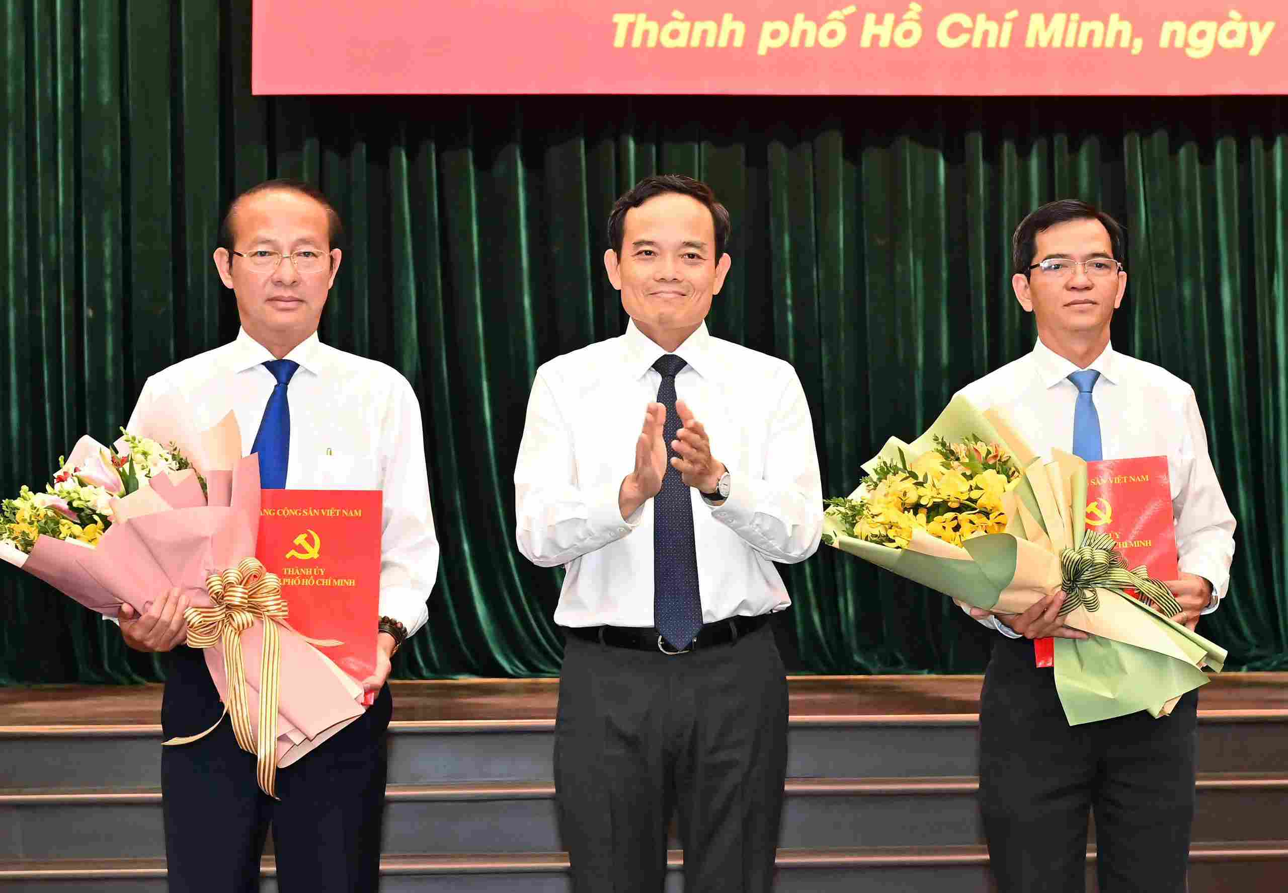 ホーチミン市党委員会のチャン・ルウ・クアン書記は、ズオン・チョン・ヒエウ氏（右）とボー・ヴァン・ズン氏に決定書を手渡した。  写真: ベト・ズン