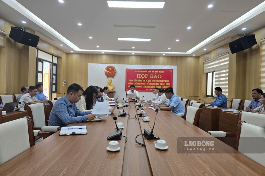 Toàn cảnh buổi họp báo cung cấp thông tin về việc thực hiện quyết định cưỡng chế thu hồi đất. Ảnh: Tô Công.