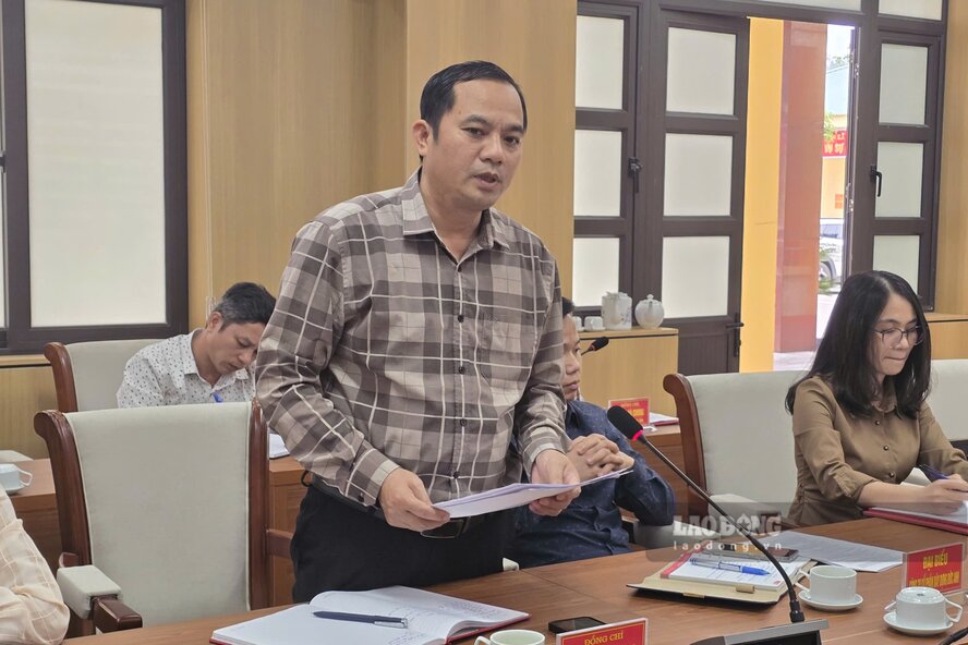 Ông Triệu Công Hoan - Trưởng phòng Kinh tế xã Vạn Xuân thông tin về quá trình thực hiện công tác giải phóng mặt bằng dự án. Ảnh: Tô Công.