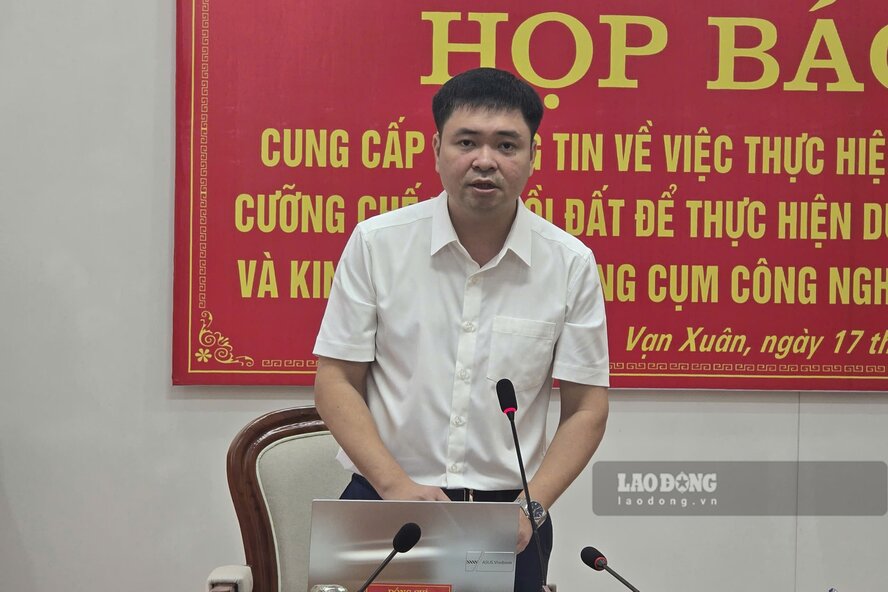 Ông Phan Hải Phong - Phó Chủ tịch UBND xã Vạn Xuân chủ trì buổi họp báo. Ảnh: Tô Công 