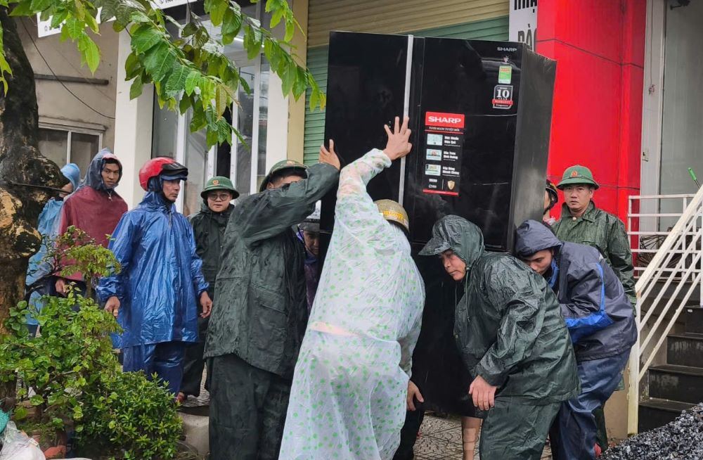 Di doi tai san cua nguoi dan ra khoi khu vuc nguy co sat lo. Anh: H.Nguyen
