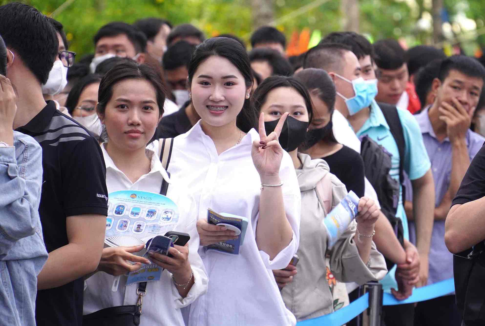 많은 학생 대학생 노동자들이 동나이 롱탄 공항 취업 박람회(8월 23일)에서 취업 기회를 찾고 있습니다. 사진: HAC