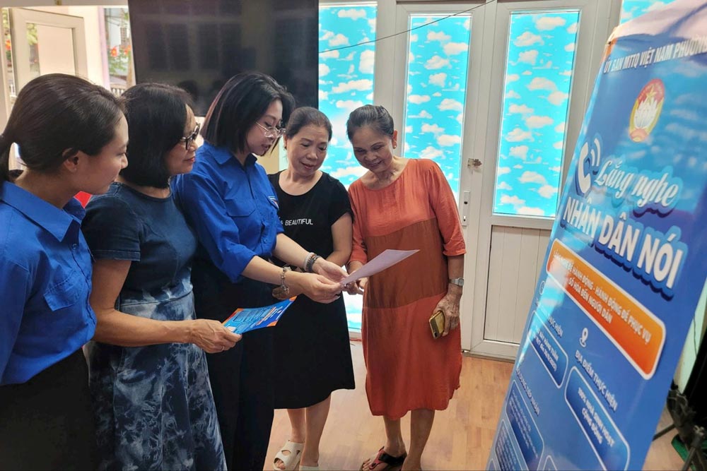 El Comite del Frente de la Patria de Vietnam del barrio de Ngoc Ha (Hanoi) organiza el lanzamiento del modelo 'Escuchar a la gente hablar'. Foto: Minh Ha