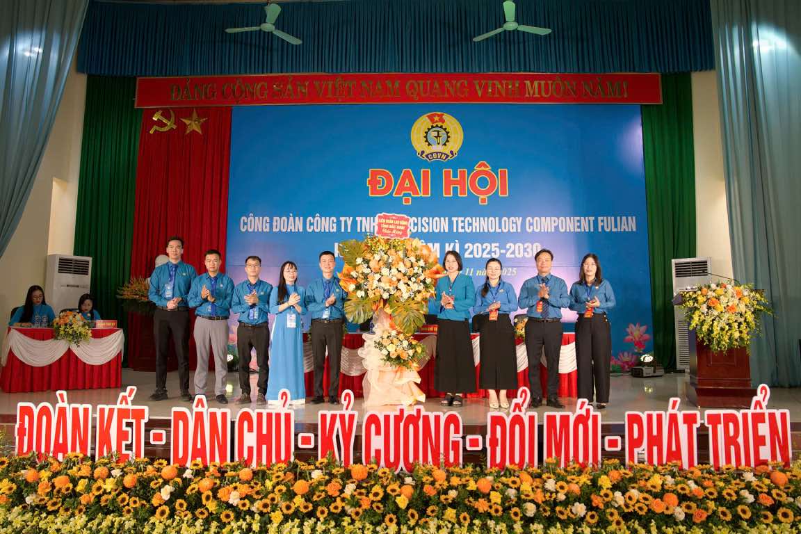 Leaders of the Bac Ninh Provincial Federation of Labor presented flowers to congratulate the congress. Photo: Quyet Chien