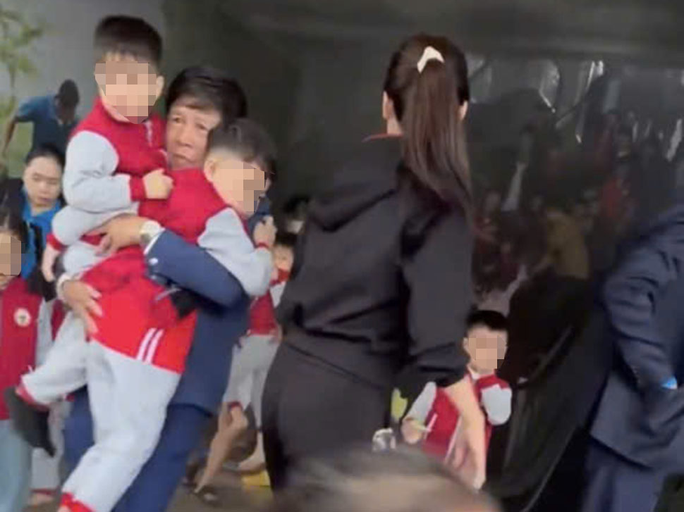 호아짱응우옌 유치원 1층에서 화재가 발생한 후 많은 학부모들이 놀라 자녀를 데리러 왔고 연기가 자녀들이 공부하고 있는 2층과 3층으로 올라갔습니다. 사진: 호앙안.