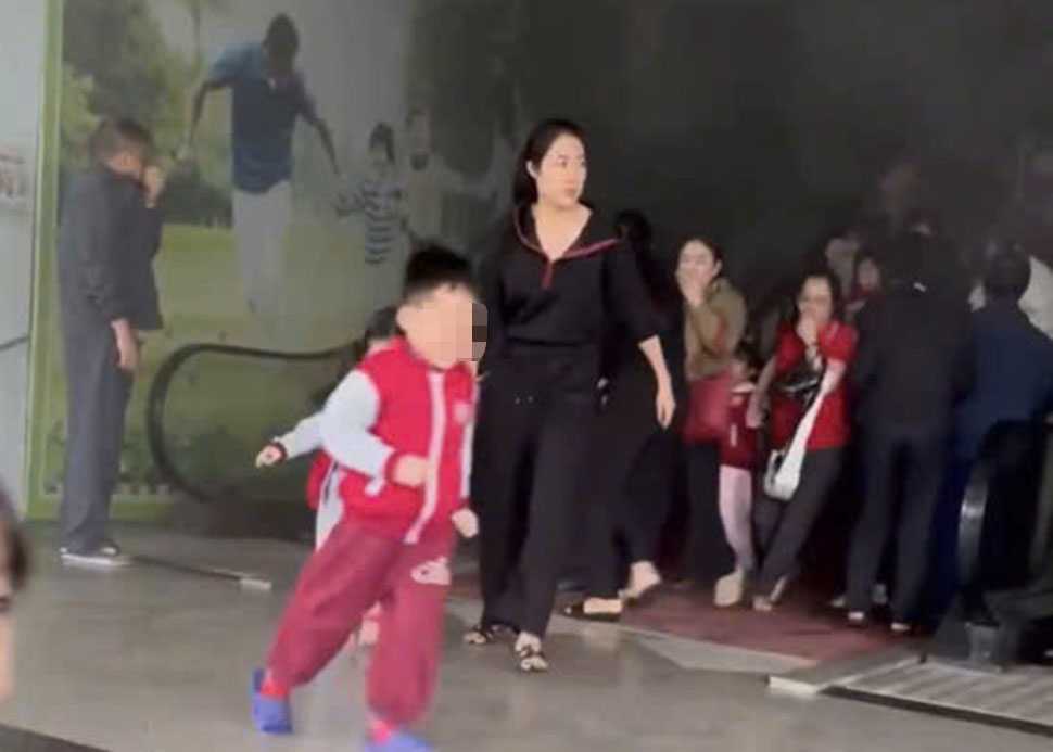 Nhieu nguoi bit mieng de khong hit phai khoi. Anh: Tran Tuan.