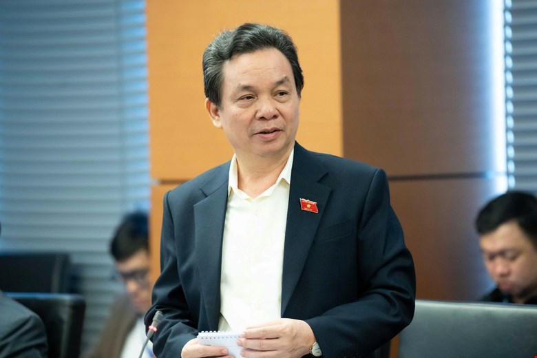 Dai bieu Hoang Van Cuong cho rang, Bo GDDT khong nen tu to chuc viet mot bo sach giao khoa thong nhat ca nuoc, vi co the triet tieu tinh sang tao cua nguoi hoc. Anh: Media