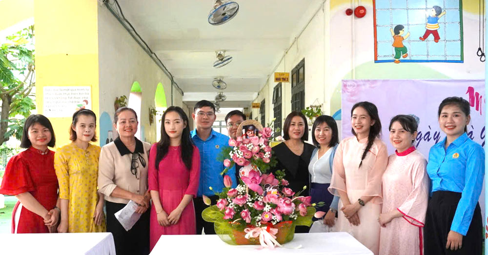 Ngu Hanh Son Ward Trade Union, Da Nang organizes the program "Scent of Preschool - Honoring the teaching profession" on the occasion of Vietnamese Teachers' Day, November 20. Photo: Ngu Hanh Son Trade Union.