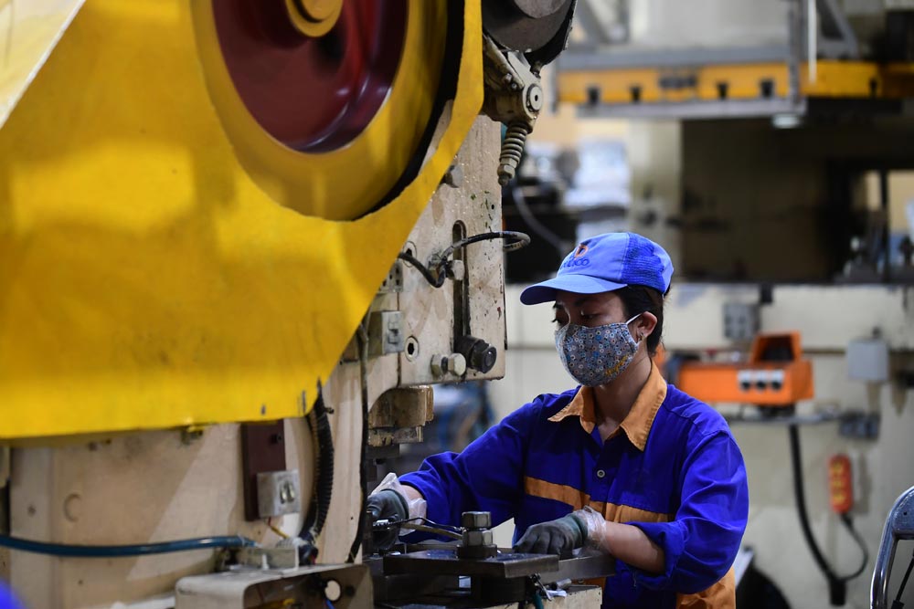 労働組合組織が推進する競争運動に応えて、組合員、労働者は優秀な労働者、創造的な労働者を積極的に表彰しています。写真:ハイ・グエン