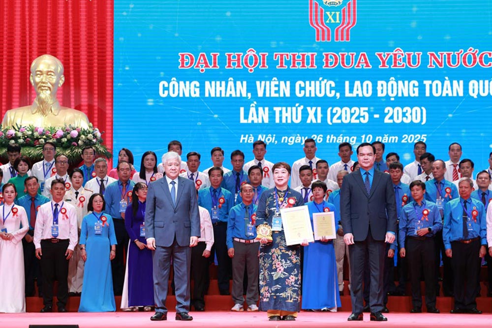 Ong Do Van Chien - Uy vien Bo Chinh tri, Bi thu Trung uong Dang, Bi thu Dang uy Mat tran To quoc, cac doan the Trung uong, Chu tich Uy ban Trung uong Mat tran To quoc Viet Nam va ong Nguyen Dinh Khang - Uy vien Trung uong Dang, Pho Chu tich Uy ban Trung uong MTTQ Viet Nam, Bi thu Dang uy, Chu tich Tong LDLDVN tang Giay chung nhan va bieu trung cho cac tap the tai Dai hoi Thi dua yeu nuoc trong cong nhan, vien chuc, lao dong toan quoc lan thu XI (2025–2030) - ngay 26.10.2025. Anh: Hai Nguyen