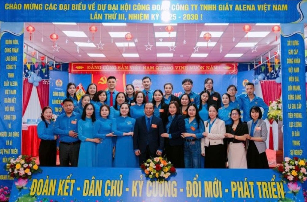 The Executive Committee of the Trade Union of Alena Vietnam Shoes Company Limited, term III, 2025 - 2030, took a commemorative photo with the leaders of the Thanh Hoa Provincial Federation of Labor. Photo: Thanh Hoa Trade Union