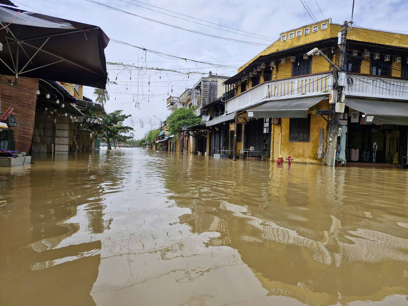 Many houses in Hoi An ancient town were deeply submerged in floodwater at noon on November 17, 2025. Photo: Thu Giang