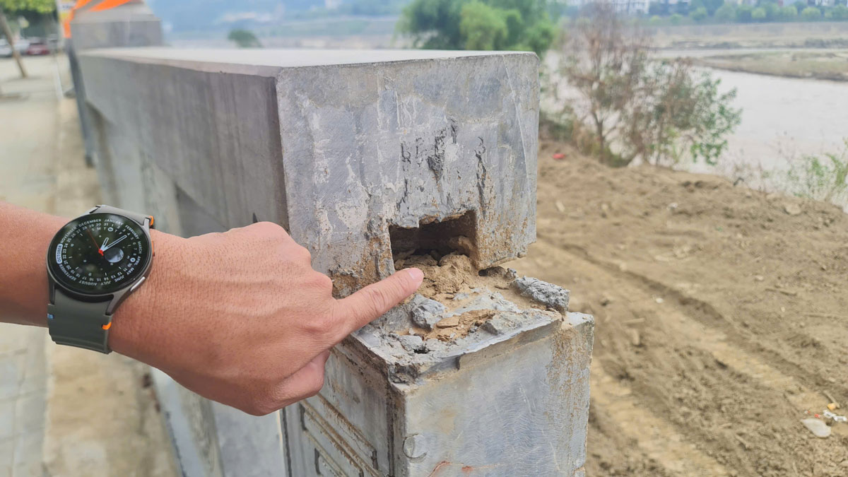 Các tấm bưng, cột đá không hề có mộng. Chỉ còn dấu vết keo gắn nhưng có tiết diện nhỏ hơn rất nhiều so với thiết kế. Đồng thời, Đại diện chủ đầu tư (phải) thừa nhận có sai lệch, gian dối. Ảnh: Long Nguyễn.