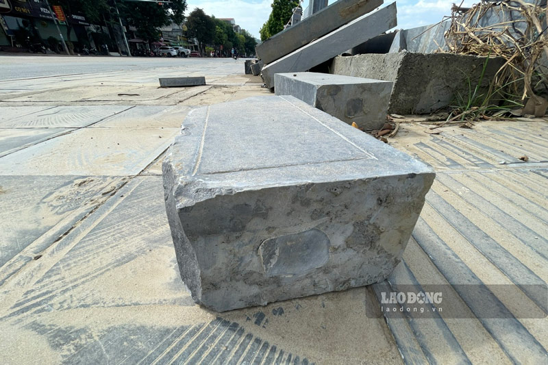 Lan can đá bên bờ sông Hồng bị tàn phá. Ảnh: Đinh Đại.