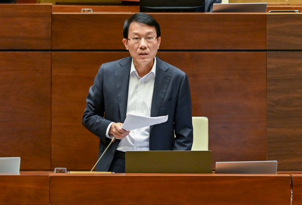 General Luong Tam Quang - Politburo member, Minister of Public Security explained the regulations on installing journey monitoring equipment and installing cameras in the passenger compartment. Photo: Pham Dong