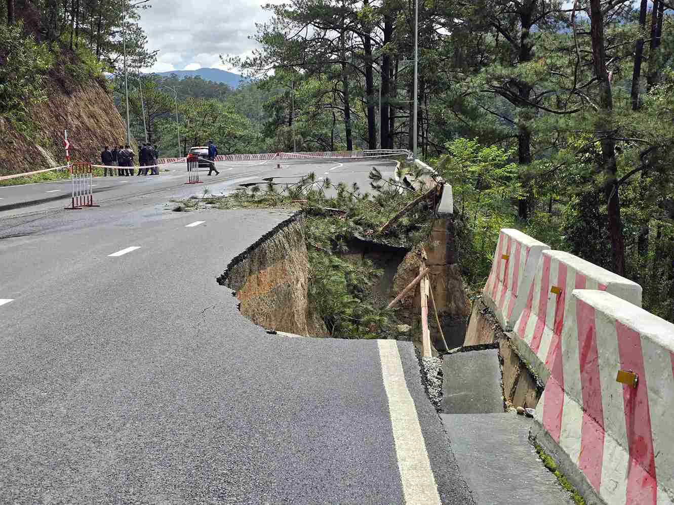 Landslides are occurring on many passes connecting Lam Dong with the provinces. Photo: Phuc Khanh