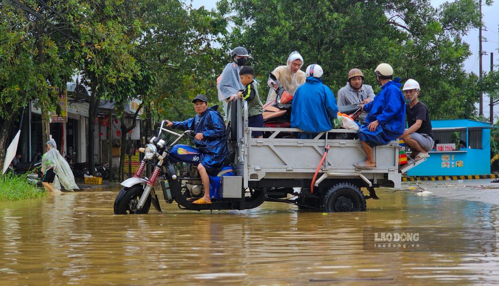 Nhieu noi ngap sau do mua lon, nguoi dan phai thue xe ba gac di tranh lu.