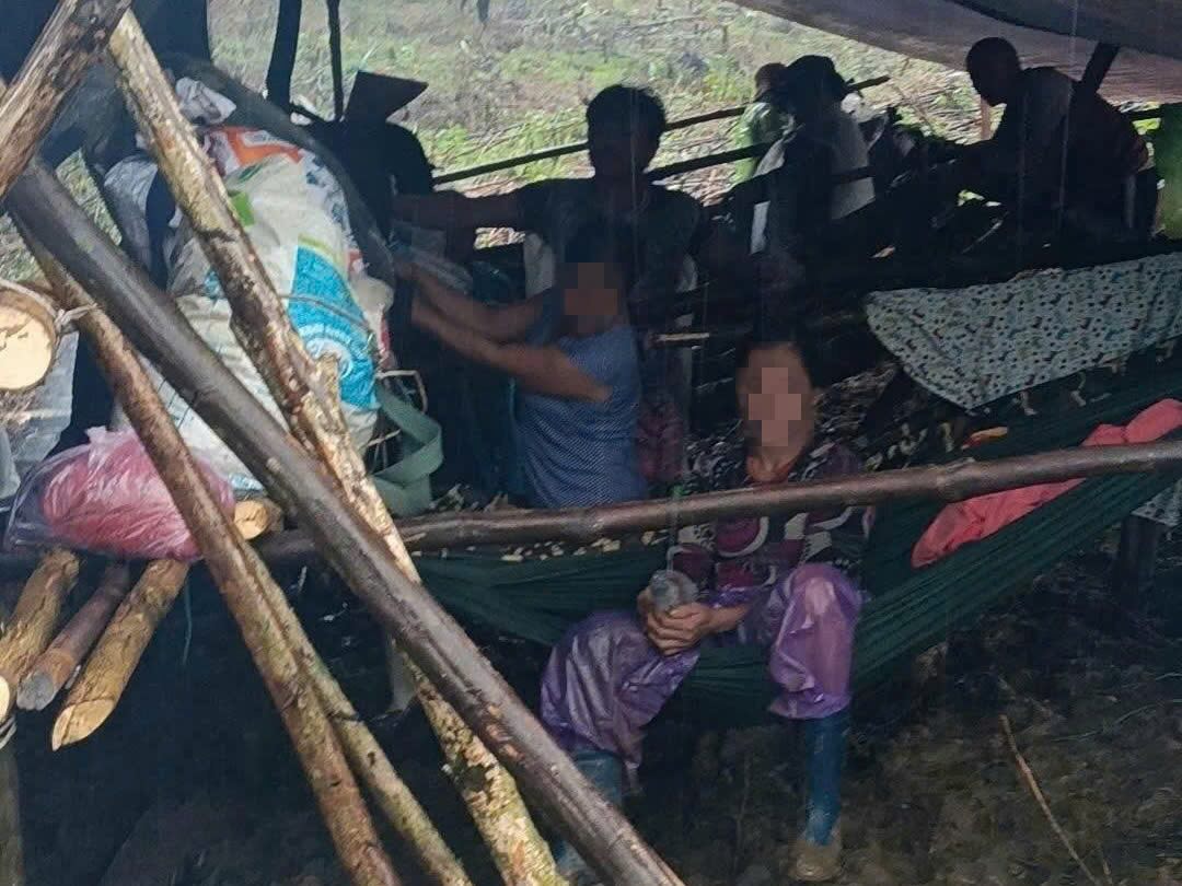 People working in the forest trapped by floods have reached safety. Photo: T. Anh.