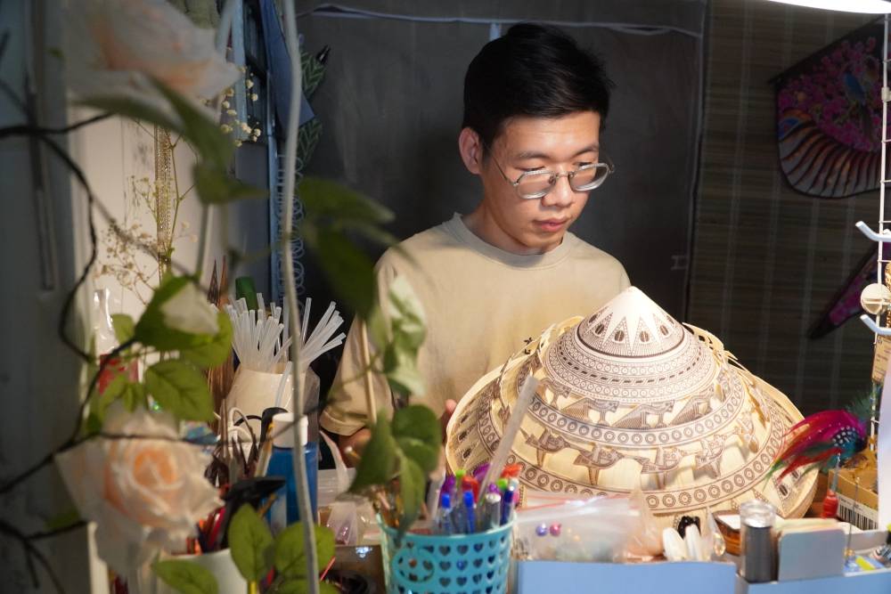 The traditional conical hat was born through the creative hands of a Gen Z guy. Photo: Thai Bao.