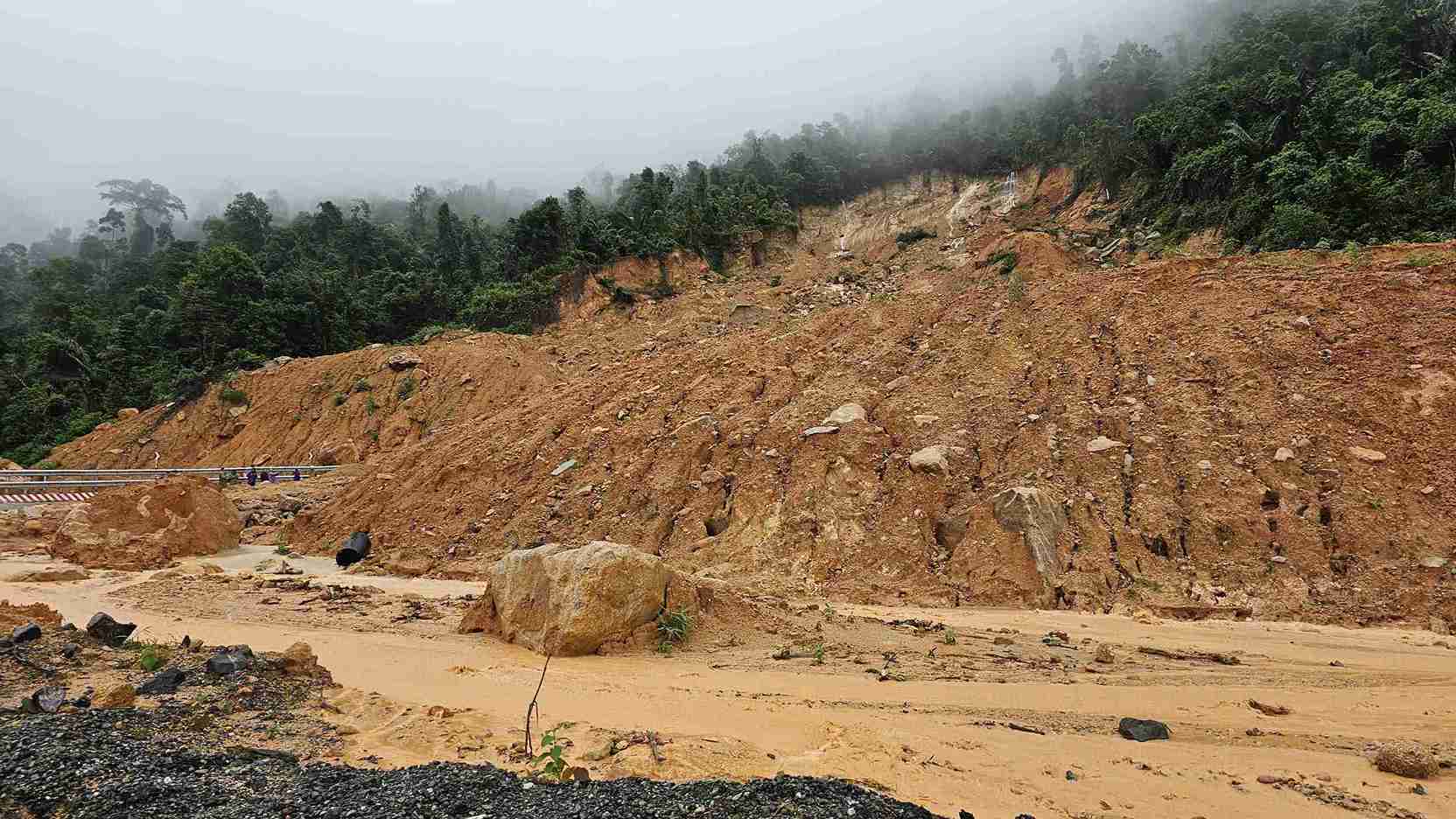 Hien tai thoi tiet tren khu vuc deo Khanh Le van rat xau, nhieu diem sat lo tiep tuc xay ra. Anh: Lu Ho