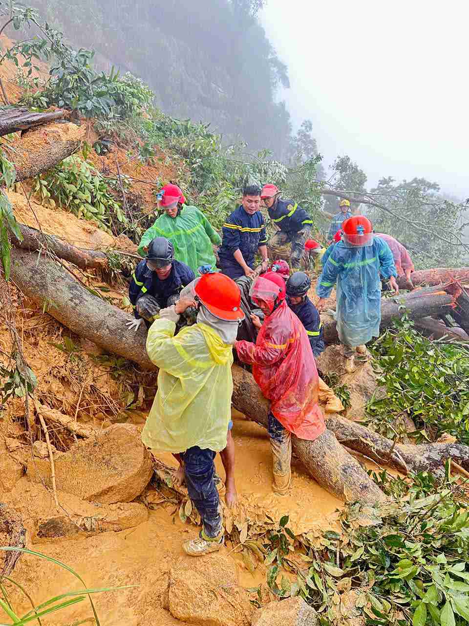 Luc luong cong an bang rung dua thi the nan nhan ra khoi chiec xe gap nan. Anh: Hieu Giang