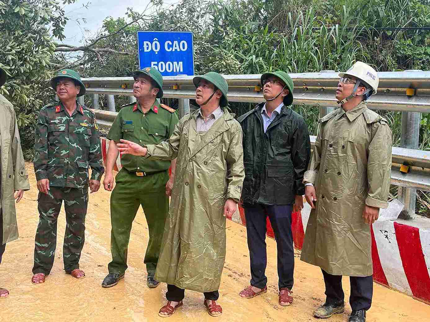 Bi thu Khanh Hoa Nghiem Xuan Thanh (o giua anh) co mat tai khu vuc deo Khanh Le chi dao khac phuc hau qua mua bao. Anh: Huu Long