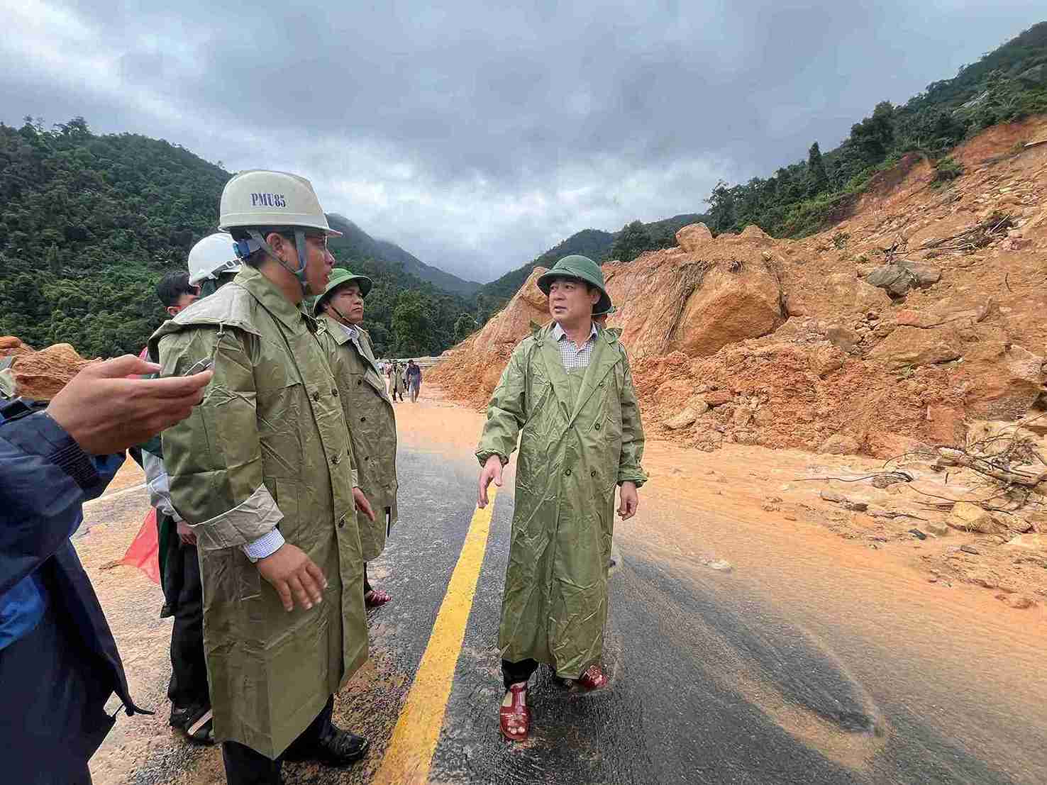Khanh Hoa Secretary Nghiem Xuan Thanh and the working group inspected the scene of the landslide that killed 6 people on Khanh Le Pass. Photo: Huu Long