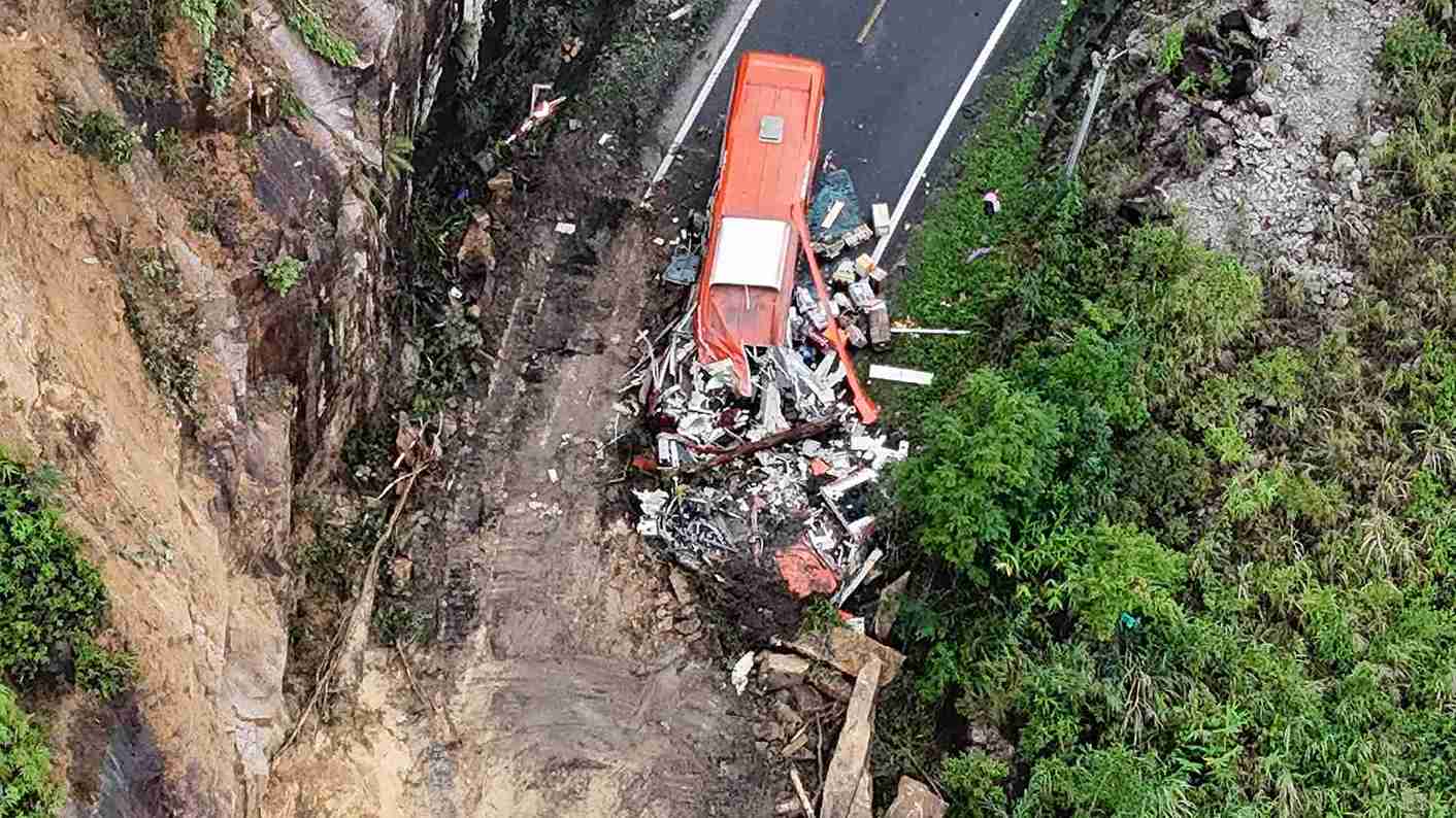 Hinh anh chiec xe khach Phuong Trang hu hong hoan toan sau khi bi dat da vui tren deo Khanh Le. Anh: Hieu Giang