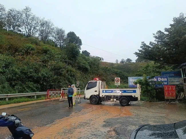 Deo Song Pha tam dung luu thong vi nguy co sat lo cao. Ảnh: Duc Hung