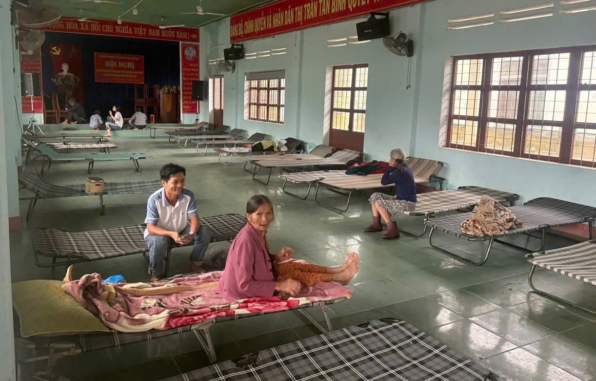 Cac ho dan vung nut nui, de doa sat lo da duoc dua den khu vuc an toan. Anh: Pham Tung