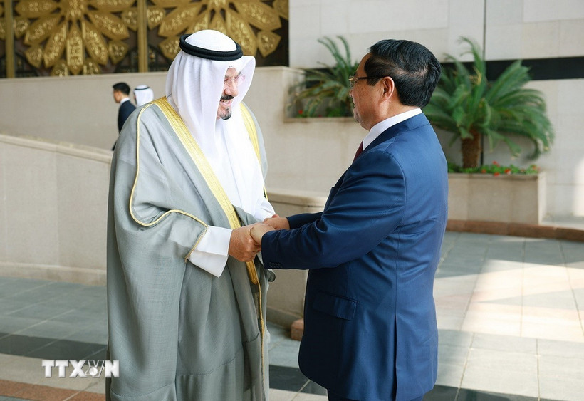 Kuwait Prime Minister Sheikh Ahmad Abdullah Al-Ahmad Al Sabah welcomed Politburo member and Prime Minister Pham Minh Chinh. Photo: VNA