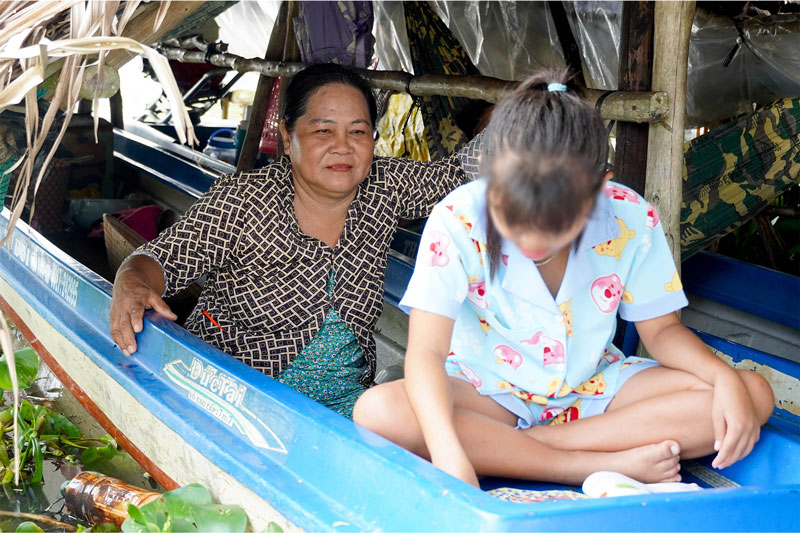 The journey to school by boat and boat of students in My Phuoc commune (Can Tho city)