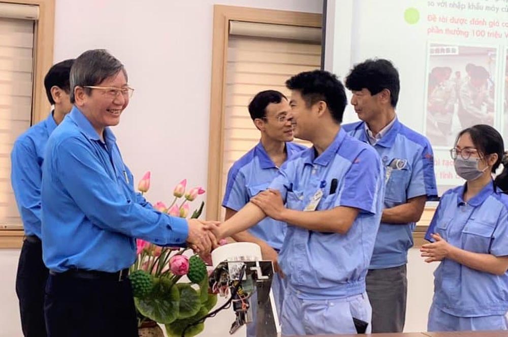 Ong Tran Thanh Hai - nguyen Pho Chu tich Thuong truc Tong LDLDVN - trao doi voi tac gia sang kien tieu bieu trong Chuong trinh “1 trieu sang kien”, nam 2023. Anh: Kieu Vu