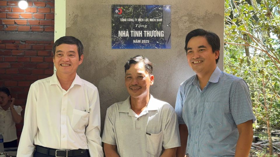 大連帯プログラムから新しい家を受け取り、夢に翼を与えた貧しい家族の喜び。写真: ホアン・ロック